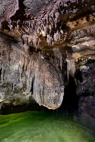 Grotte de Labouiche (Ariège) - Grosse Stalactite au dessus de la rivière(SP-23-1678)